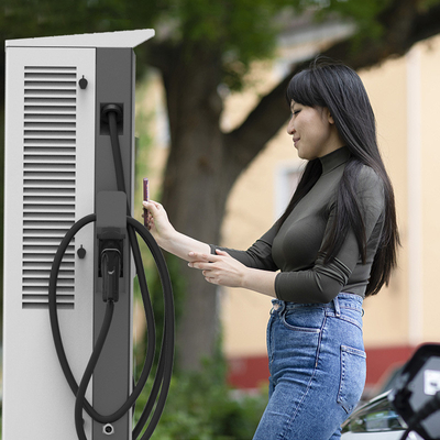 60KW lantai berdiri Tingkat 3 CCS Tipe 1 Chademo EV cepat pengisi daya untuk cepat dan pengisian