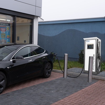 60KW lantai berdiri Tingkat 3 CCS Tipe 1 Chademo EV cepat pengisi daya untuk cepat dan pengisian