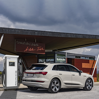 Pengisi daya yang sangat asli untuk Benz EQB 60KW EV CCS Baterai Mobil DC Stasiun Pengisian Cepat